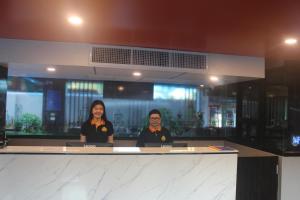 deux femmes assises à un comptoir dans une pièce dans l'établissement H-District Boutique Poshotel, à Bangkok