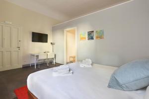 A bed or beds in a room at Apt. Perla - Pauline Suites, Palazzo Borghese