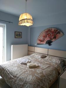a bedroom with a bed with two towels on it at la casa d’ Irene in Yiánnouli