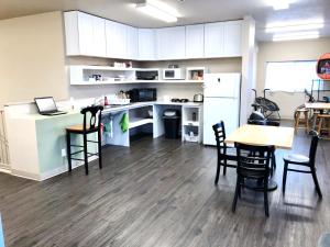 a room with a kitchen with a table and chairs at SLC Hostel in Salt Lake City