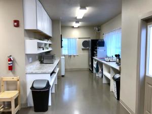 A cozinha ou cozinha compacta de SLC Hostel