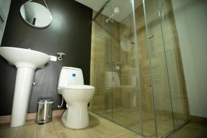 Bilik mandi di Orange wild BY Laurel hotels - Aeropuerto +24 gambar