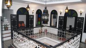 een trap in de lobby van een huis bij Riad Tingis in Tanger