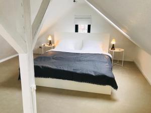 a bedroom with a large bed in a attic at Ferien- und Messewohnung in Meerbusch in Meerbusch