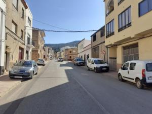 una calle con coches estacionados al costado de la carretera en Sant Miquel, en Vilafamés