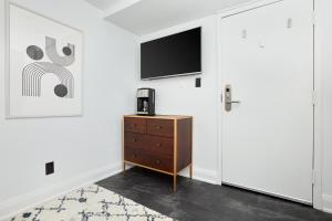 TV a/nebo společenská místnost v ubytování Sonder The Wellesley