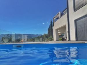 Bazén v ubytovaní Apartment Flora with swimming pool alebo v jeho blízkosti