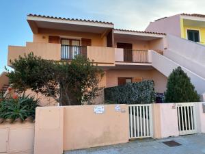 uma casa com uma cerca em frente em Case del Mar em Santa Teresa Gallura