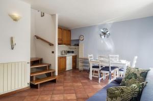 a living room with a couch and a table and a kitchen at Casa Dany in Malcesine
