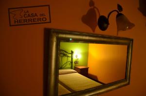 Ein Bett oder Betten in einem Zimmer der Unterkunft La Casa del Herrero