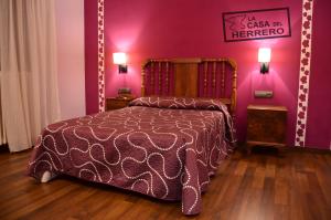 Ein Bett oder Betten in einem Zimmer der Unterkunft La Casa del Herrero