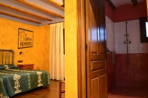 Ein Bett oder Betten in einem Zimmer der Unterkunft La Casa del Herrero