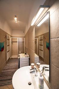 La salle de bains est pourvue d'un lavabo et d'un miroir. dans l'établissement Casa Vanna, à Mezzano