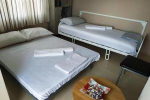 2 łóżka piętrowe w pokoju ze stołem w obiekcie Psychiko's View w Atenach