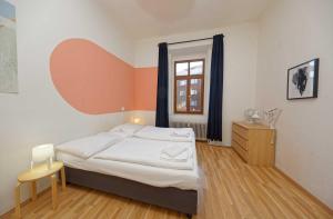 プラハにあるApartments At I.P.Pavlovaのベッドルーム(大型ベッド1台、窓付)