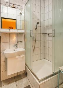 a bathroom with a sink and a shower at Pensjonat Tara in Jeleśnia