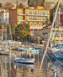 un grupo de barcos están atracados en un puerto deportivo en Hotel De La Darse, en Villefranche-sur-Mer