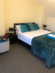 Ένα ή περισσότερα κρεβάτια σε δωμάτιο στο The Upper Room Apartment +27 φωτογραφίες