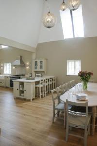 Virtuvė arba virtuvėlė apgyvendinimo įstaigoje Goudhurst Oast by Bloom Stays