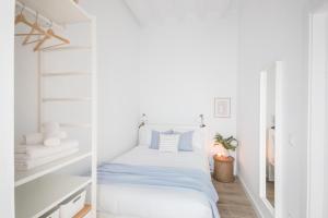 Łóżko lub łóżka w pokoju w obiekcie Apartamento Cádiz Centro Blue Window