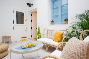 een patio met een tafel en stoelen met fruit erop bij Apartamento Cádiz Centro Blue Window in Cádiz