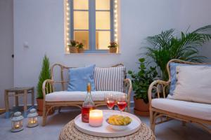 patio z 2 krzesłami i stołem z kieliszkami wina w obiekcie Apartamento Cádiz Centro Blue Window w Kadyksie