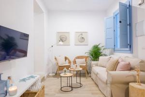 salon z kanapą i stołem w obiekcie Apartamento Cádiz Centro Blue Window w Kadyksie