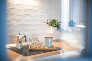 blat z ekspresem do kawy i okularami w obiekcie Apartamento Cádiz Centro Blue Window w Kadyksie +37 zdjęć