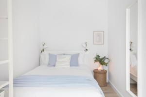 Łóżko lub łóżka w pokoju w obiekcie Apartamento Cádiz Centro Blue Window