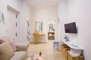 Telewizja i/lub zestaw kina domowego w obiekcie Apartamento Cádiz Centro Blue Window