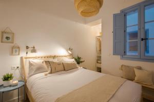 sypialnia z białym łóżkiem i oknem w obiekcie Apartamento Cádiz Centro Blue Window w Kadyksie