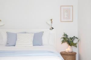 Łóżko lub łóżka w pokoju w obiekcie Apartamento Cádiz Centro Blue Window