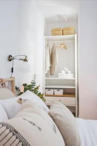 Łóżko lub łóżka w pokoju w obiekcie Apartamento Cádiz Centro Blue Window