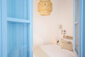 Łóżko lub łóżka w pokoju w obiekcie Apartamento Cádiz Centro Blue Window