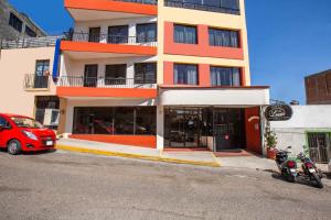 een gebouw met twee motoren die er voor geparkeerd staan bij Hotel Santa Lucia in Oaxaca City