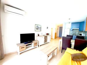 TV a/nebo společenská místnost v ubytování Port Canigó 344