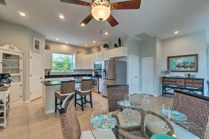 comedor y cocina con ventilador de techo en Port Charlotte Canalfront Home with Pool and Dry Bar!, en Port Charlotte