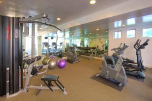 un gimnasio con varias bicicletas estáticas y pelotas de ejercicio en Winners Circle Resort, en Solana Beach