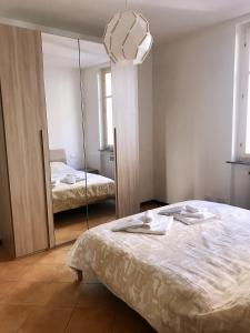 - une chambre avec un grand miroir et un lit dans l'établissement “Coccole nel borgo” 2min to outlet, à Serravalle Scrivia