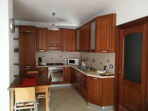 una cucina con armadi in legno e piano di lavoro di IL GIRASOLE a Tirano