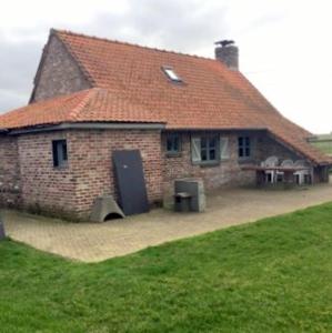 une grande maison en briques avec un toit rouge dans l'établissement Huis Den Keibilk, à Heuvelland