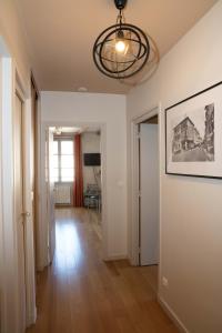 a room with a hallway with a picture on the wall at Appartement A-Mi-Chemin - Centre-ville de Tournus in Tournus