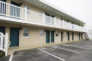 un estacionamiento frente a un motel en White Marlin Inn, en Ocean City