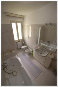 a bathroom with a tub and a sink and a toilet at Casa Nanni in Portoferraio