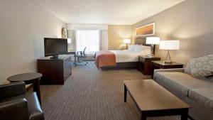 Un lugar para sentarse en Holiday Inn Express Hotel & Suites Minneapolis - Minnetonka, an IHG Hotel