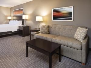 Un lugar para sentarse en Holiday Inn Express Hotel & Suites Minneapolis - Minnetonka, an IHG Hotel