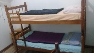 Ein Etagenbett oder Etagenbetten in einem Zimmer der Unterkunft Pousada Alquidora