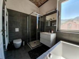 un bagno con lavandino, water e finestra di Sarajevo City Soul Apartment a Sarajevo