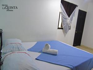 Ein Bett oder Betten in einem Zimmer der Unterkunft Hotel Quinta Avenida