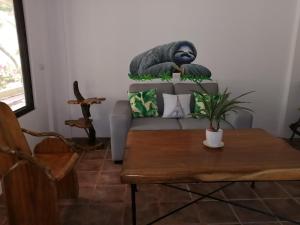 uma sala de estar com um sofá e uma mesa em La Sirena Playa Jacó em Jacó